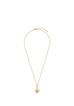Delicado collar de cadena dorada con un colgante redondo que presenta un perfil humano detallado en relieve y pequeñas barras laterales.