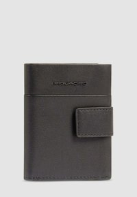 Portacarte in pelle nera con trama liscia, forma rettangolare compatta, pattina anteriore con chiusura a scatto e logo in rilievo.