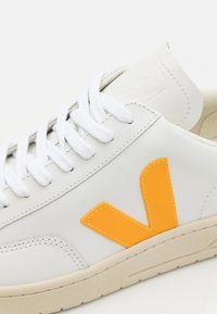 Veja V 12 - Sapatilhas - extra white/ouro