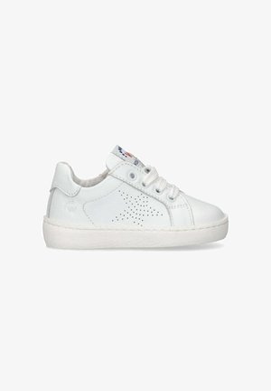 Sneakers bianchi in pelle con motivo perforato, punta rotonda, chiusura con lacci e suola in gomma bianca testurizzata. Dettaglio del logo discreto sul lato.