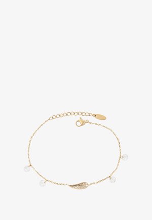 Bracciale delicato in oro con un ciondolo a forma di ala in filigrana e quattro piccole perline trasparenti sfaccettate uniformemente distribuite lungo la catena.