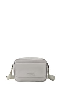 Bolso cruzado rectangular gris claro con un bolsillo frontal con solapa y una correa de tela ajustable, etiquetado como "Victoria Hyde".