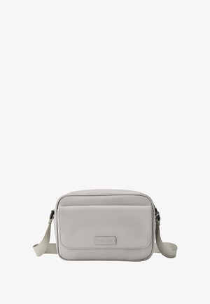 Světle šedá obdélníková crossbody taška s kapsou na přední klopě a nastavitelným látkovým popruhem, označená "Victoria Hyde."