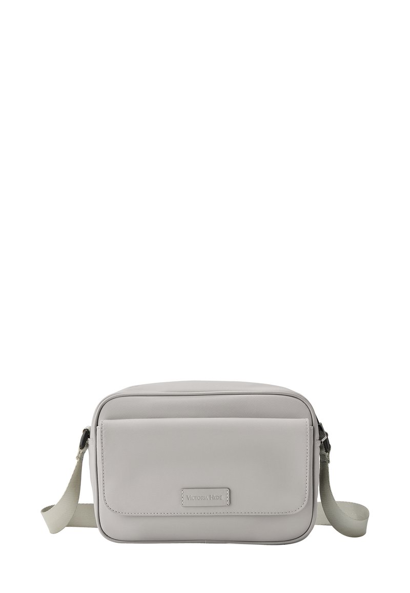 Bolso cruzado rectangular gris claro con un bolsillo frontal con solapa y una correa de tela ajustable, etiquetado como "Victoria Hyde".