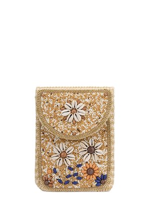 Pequeño bolso tejido beige decorado con conchas blancas y cuentas multicolores que forman patrones de flores en la solapa frontal y el cuerpo.