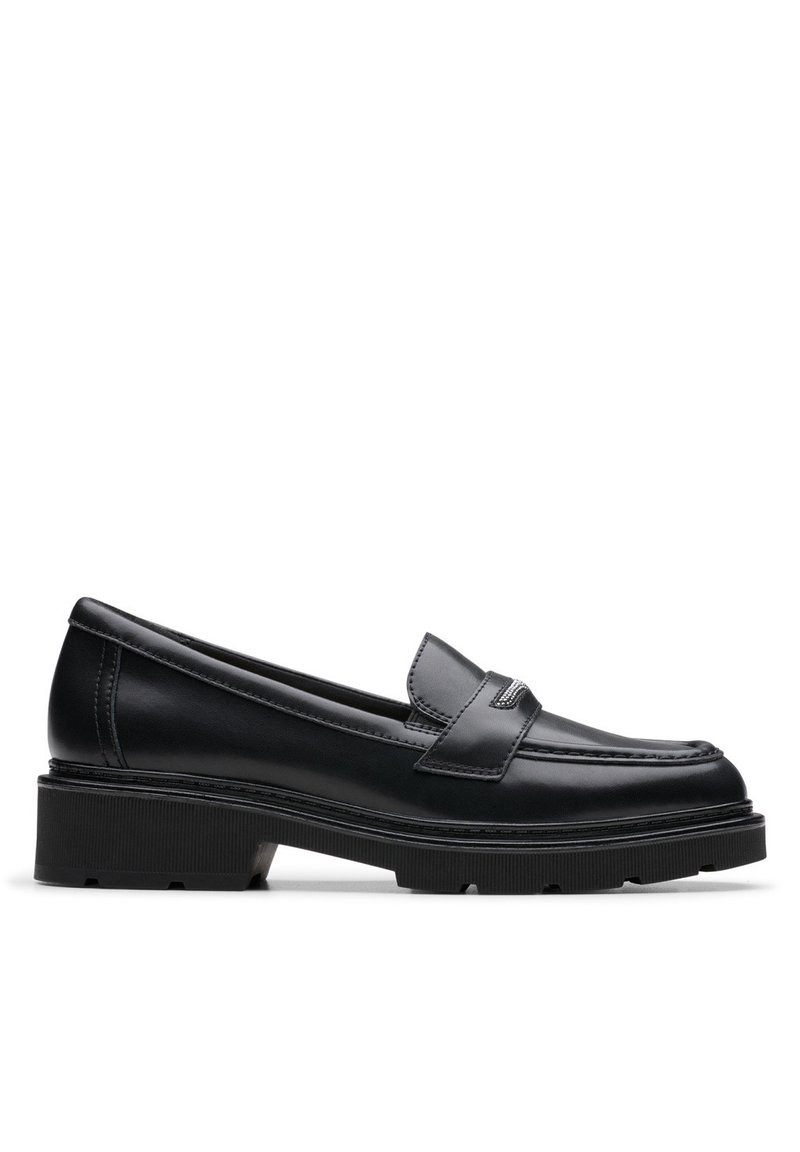 Schwarze Lederloafers mit runder Spitze, ausgestattet mit einem dekorativen Riemen und einer robusten Gummisohle für besseren Halt und Stabilität.