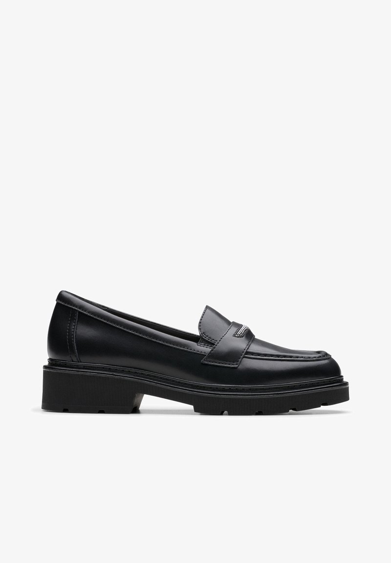 Schwarze Lederloafers mit runder Spitze, ausgestattet mit einem dekorativen Riemen und einer robusten Gummisohle für besseren Halt und Stabilität.