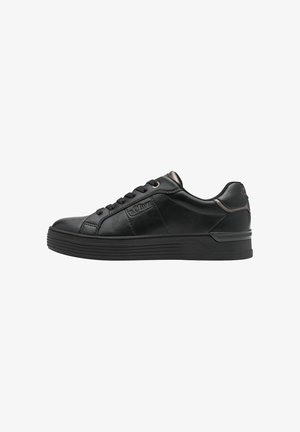 Sneaker in pelle nera con una texture liscia, punta tonda e suola in gomma spessa. Presenta cuciture tonali e un branding discreto sul lato.