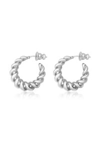 Boucles d'oreilles en argent torsadées avec une finition polie, dotées d'une fermeture arrière à clou sécurisée et d'une forme circulaire.