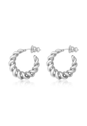Boucles d'oreilles en argent torsadées avec une finition polie, dotées d'une fermeture arrière à clou sécurisée et d'une forme circulaire.