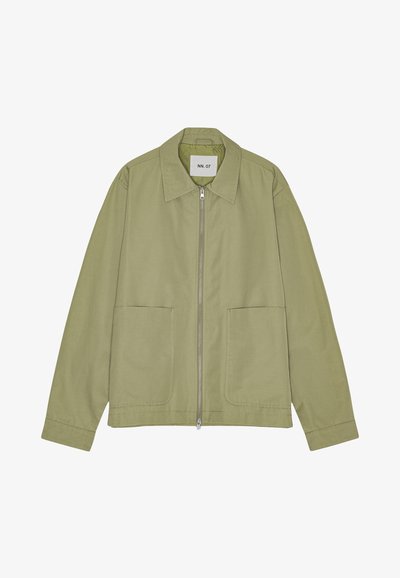Olivenfarvet letvægtsjakke med krave, fuld frontlynlås og to forlommer i patch-stil. Lavet af blødt, glat stof.