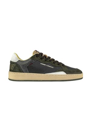 Sneakers in pelle verde e nera con accenti in camoscio, suola crema e lacci marroni. Presentano un tallone argento e dettagli con logo.
