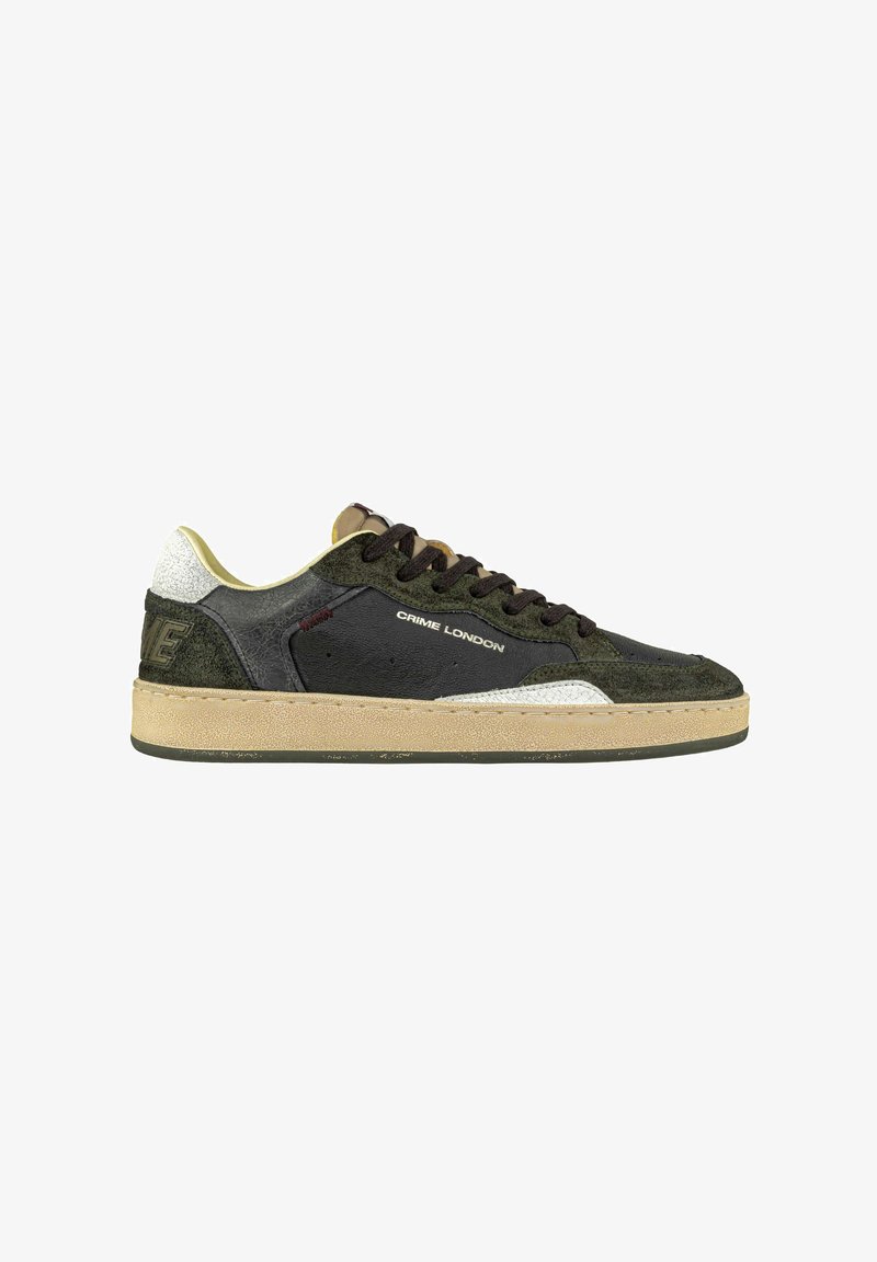 Sneakers in pelle verde e nera con accenti in camoscio, suola crema e lacci marroni. Presentano un tallone argento e dettagli con logo.
