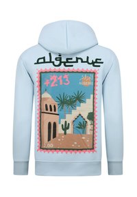 Lichtblauwe hoodie met een grafische stempelontwerp met architectonische elementen, palmbomen en de tekst "ALGERIË" in groene letters.