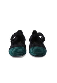 Bailarinas de ante negro con acentos ribeteados en azul verdoso en la puntera y cierre lateral con hebilla. Textura suave con un diseño redondeado y plano.