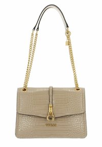 Sac à main en simili cuir beige avec motif crocodile, quincaillerie dorée, bandoulière en chaîne et fermeture à clasp. Nom de la marque "GUESS" affiché à l'avant.