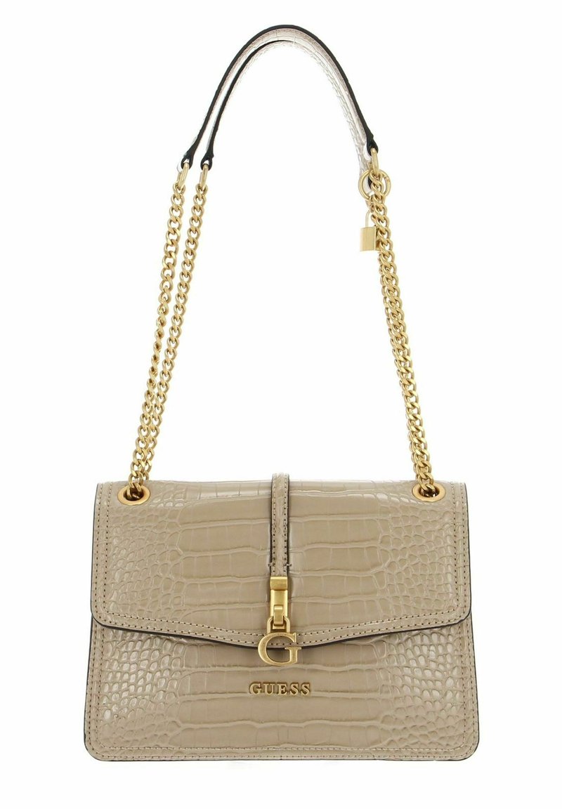 Sac à main en simili cuir beige avec motif crocodile, quincaillerie dorée, bandoulière en chaîne et fermeture à clasp. Nom de la marque "GUESS" affiché à l'avant.