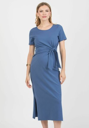 Blaues Midikleid aus weichem Stoff mit kurzen Ärmeln, einem Knotendetail an der Taille und einem Seitenschlitz für mehr Bewegungsfreiheit.