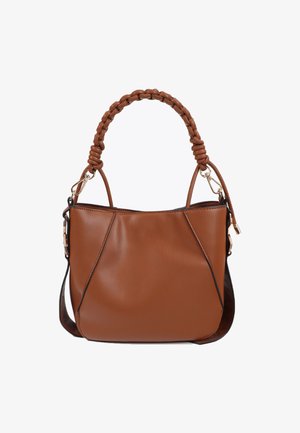 Smeđa kožna torba s pletenom ručkom, glatke teksture, zlatnim metalnim detaljima i zaobljenim oblikom s istaknutim šavnim detaljima.