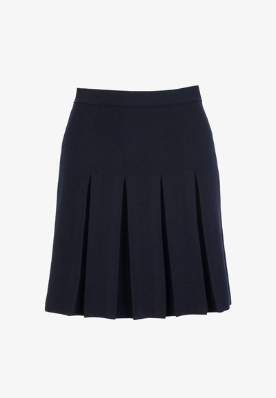 Granatowa plisowana spódnica z szerokim pasem i pionowymi przeszywanymi panelami, długość do kolan, na białym tle.
