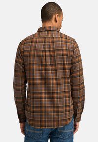 Bruin geruit flanellen shirt met oranje en blauwe lijnen, lange mouwen en een knoopsluiting, met een licht gebogen zoom.