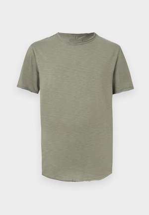 Tricou simplu cu mâneci scurte și guler rotund, verde măsliniu discret, cu textură subtilă pe fundal alb.