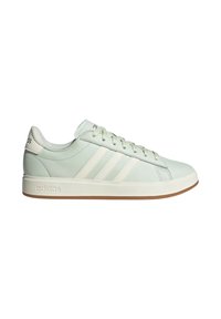 Sneaker verde menta chiaro in pelle sintetica con tre strisce bianche. Presenta una punta tonda, lacci piatti e suola in gomma naturale. Nome del marchio visibile.