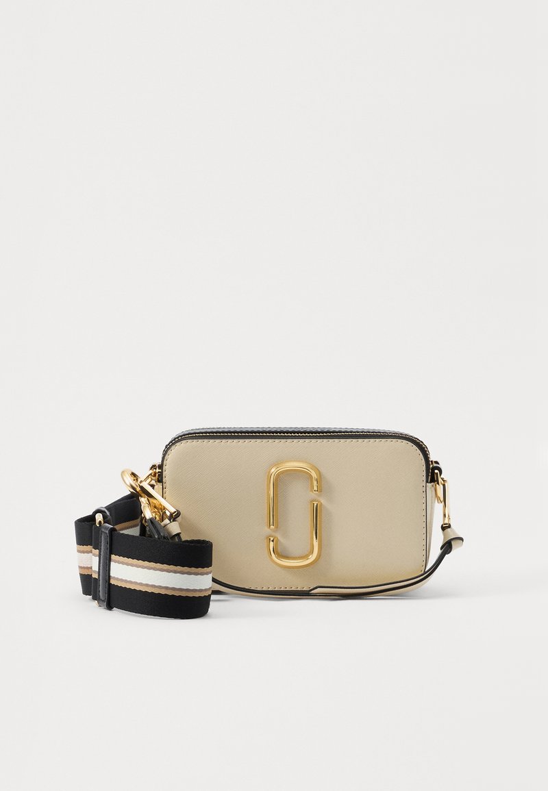 Borsa a tracolla rettangolare beige con grande logo doppio-J dorato e tracolla regolabile a strisce nere, bianche e marroni su sfondo bianco.