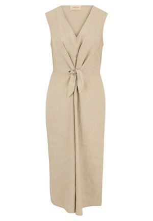 Beige linnedragt uden ærmer med en dyb V-udskæring, bundet talje og en lang, svævende nederdel. Simpelt, elegant design.