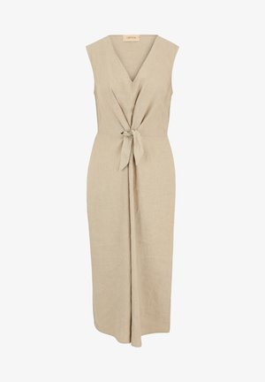 Beige linnedragt uden ærmer med en dyb V-udskæring, bundet talje og en lang, svævende nederdel. Simpelt, elegant design.