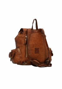 Zaino in pelle marrone con più scomparti con zip, superficie texturizzata e spalline regolabili. Dotato di tasche laterali e maniglia superiore.