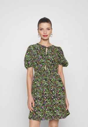 Noisy May Petite NMDEVON  CUT OUT SHORT DRESS PETITE - Φόρεμα ημέρας - black flower aop