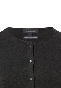 Donkergrijze cardigan van biologisch katoen en kasjmier, met een ronde hals, knoopsluiting aan de voorkant en lichtblauwe knopen.