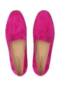 Fuchsia suède instappers met een plat ontwerp, ronde neus en een kleine zwarte rozenaccent. Het interieur heeft een beige voering met branding.