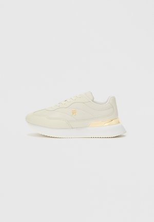 Weiße Leder-Sneaker mit goldenen Akzenten, runder Zehenpartie, Schnürung vorne, strukturierten Seiten und einer dicken weißen Gummisohle.