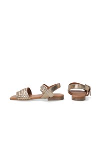 Gouden gevlochten slide sandalen met een platte hak, verstelbare enkelband, glad leren interieur en een getextureerde bovenkant voor grip.