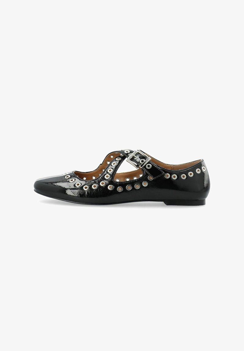 Pantofii din piele lăcuită neagră cu design cu decupaje, accente din metal argintiu și curea ajustabilă cu cataramă. Talpa joasă, plată. Detalii unice pe margini.