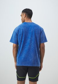 Under Armour LOGO WASH - Basic póló - tech blue