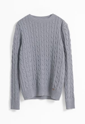 Suéter gris de punto trenzado con mangas largas, puños y dobladillo acanalados, que presenta un patrón texturizado y un pequeño acento de cuero.