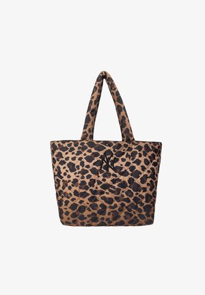 Bolso tote acolchado en color beige con un patrón de leopardo negro. Presenta dos asas negras y un logo en la parte frontal. Tejido suave y texturizado.