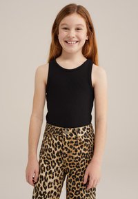 Juodos raukšlėtos be rankovių palaidinė derinama su leopardų rašto aukštu juosmeniu džinsais, kurie turi mygtukų uždarymą ir priekines kišenes.