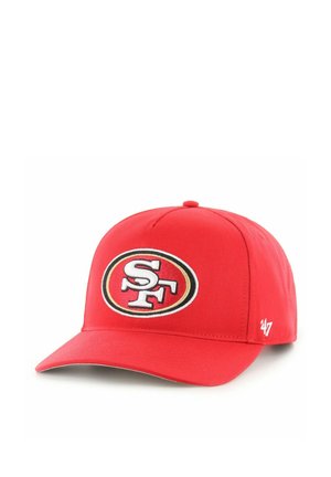 Rote Baseballkappe mit gebogenem Schirm, vorne mittig mit dem San Francisco 49ers Logo und einem kleinen weißen "47" Logo an der Seite.