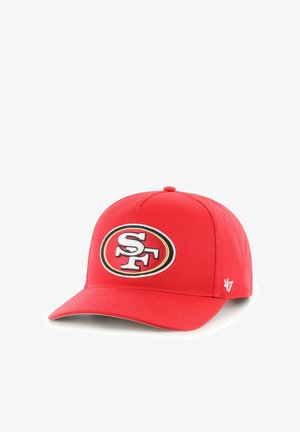 Rote Baseballkappe mit gebogenem Schirm, vorne mittig mit dem San Francisco 49ers Logo und einem kleinen weißen "47" Logo an der Seite.