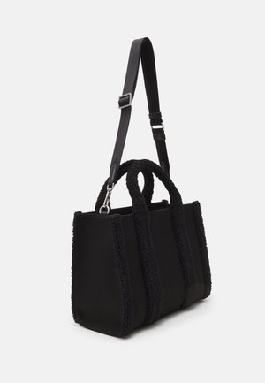 Bolsa tote negra con ribete de tela texturizada, dos asas cortas y una correa larga para el hombro ajustable con herrajes plateados.