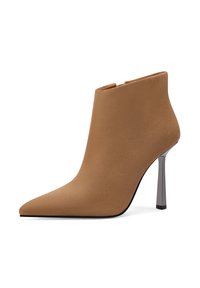 Stivale alla caviglia in suede marrone con punta affusolata, design elegante e tacco a stiletto metallico. Texture liscia e senza elementi hardware visibili.