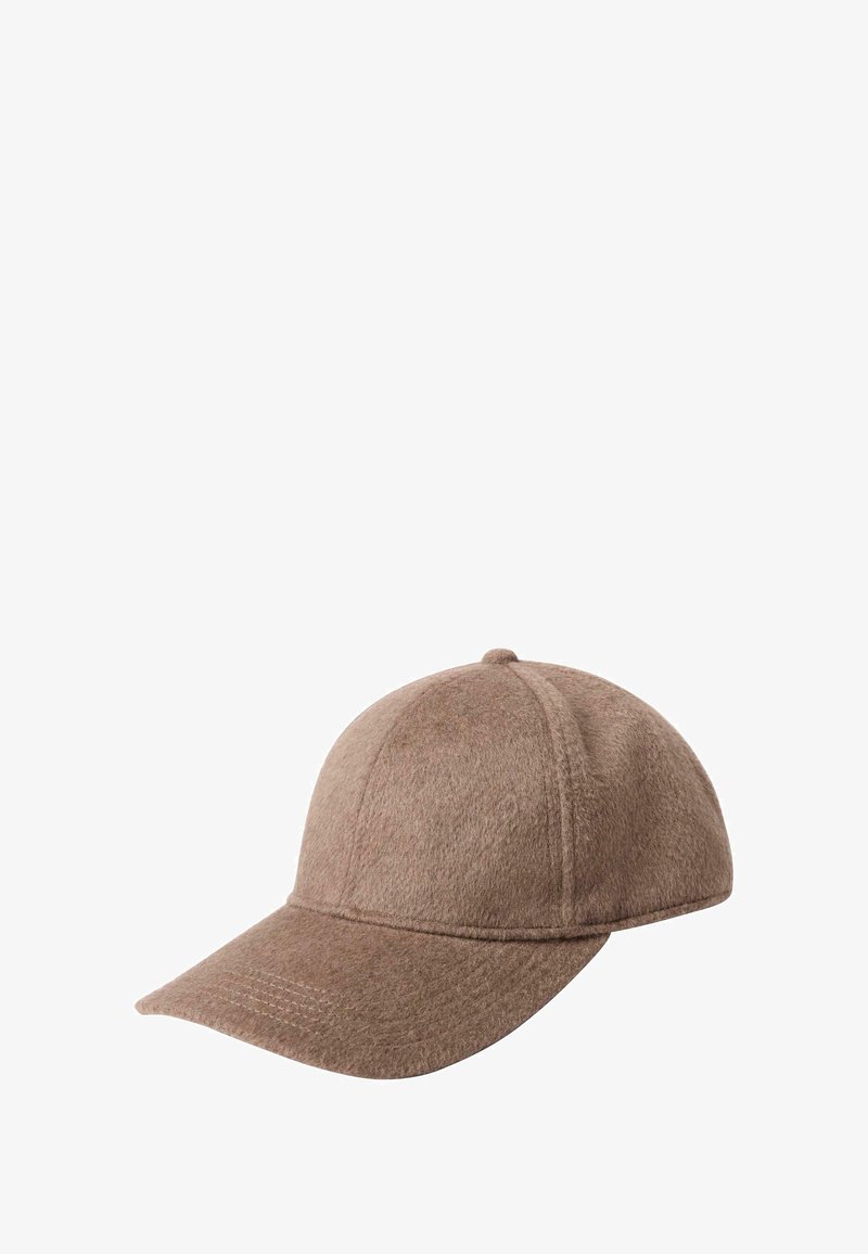 Bruine vilten baseballpet met een gebogen rand, naaddetails en een zachte textuur, ontworpen voor comfort en casual gebruik.