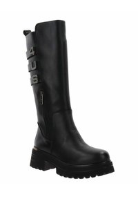 Bota de piel negra, hasta la rodilla, con suela gruesa, que cuenta con un zipper lateral y acentos metálicos decorativos con los números "4," "U," "S."