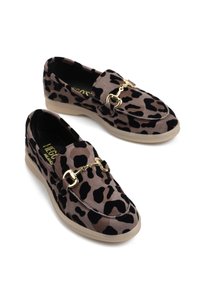 Loafery w nadruk leopardzi, wykonane z miękkiego aksamitu, z dodatkiem złotego łańcucha i jasnobeżową gumową podeszwą dla wygodnego noszenia.