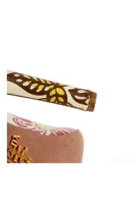 Talons et bride d'une chaussure à talon haut marron et crème avec des motifs floraux et feuilles et un logo Prada doré partiel.