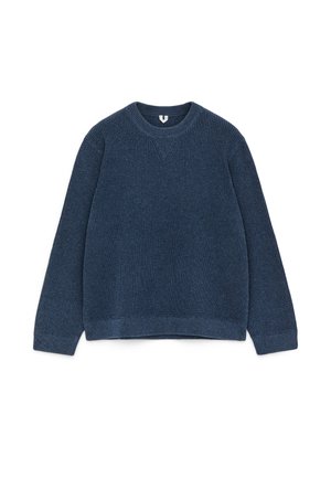 Dunkelblauer, gerippter Strickpullover mit Rundhalsausschnitt, langen Ärmeln und einer kleinen, v-förmigen Naht unter dem Kragen, flach auf weißem Hintergrund liegend.